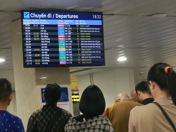 Hàng loạt chuyến bay bị delay trong ngày TP.HCM xuất hiện mưa đá: 'Ra sân bay từ 2h trưa đến 8h tối vẫn chưa bay được'