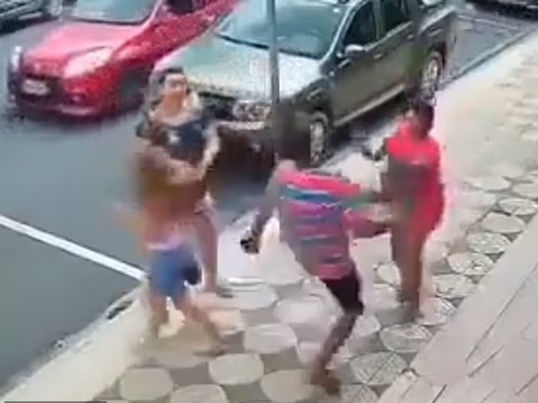 Người phụ nữ gặp quả báo ngay sau khi tát bé gái giữa đường