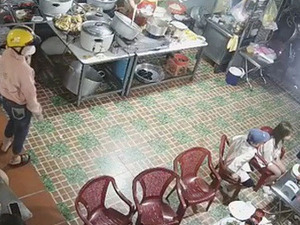 Chủ quán cơm gà Hội An bị tố hất mặt, chửi tục với khách: Trích xuất camera tìm sự thật
