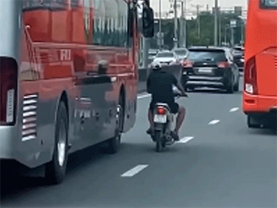 Video: Chạy xe máy 'bất ổn' tạt đầu xe khách, tông đuôi ô tô, tài xế nằm gục
