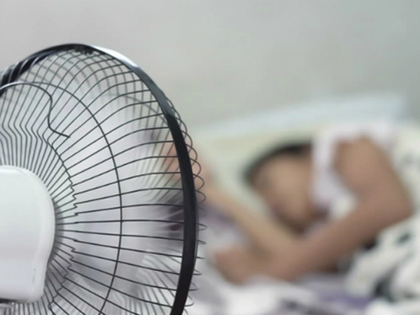 Khi ngủ nên đặt quạt gần hay xa giường? Có nên đặt ở đầu giường? Thì ra rất nhiều nhà đang làm sai