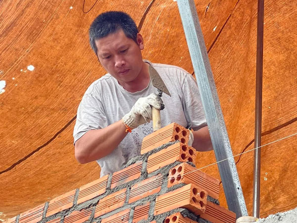Chàng rể Hà Nội tự tay xây nhà cho bố mẹ vợ, hỗ trợ các em vực dậy kinh tế