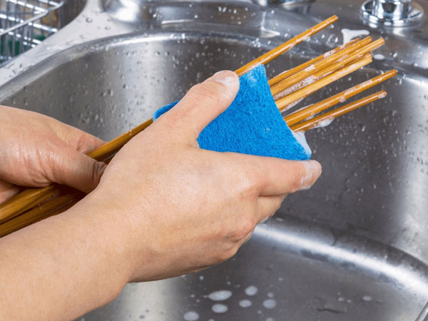 Dùng đũa kiểu này gắp thức ăn thì ngang 'đổ thuốc độc' vào miệng, nguy cơ tạo aflatoxin gây ung thư gan cực cao