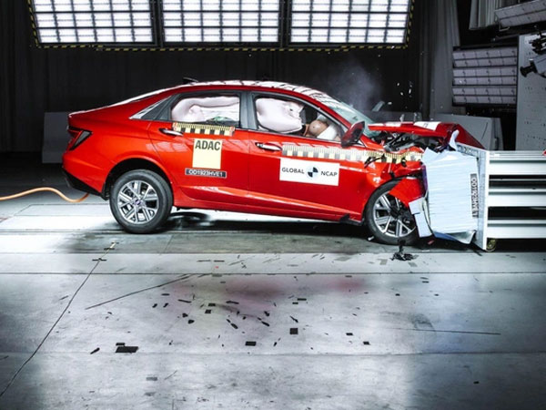 Tông nát xe để kiểm chứng độ an toàn của Hyundai Accent vừa ra mắt tại Việt Nam
