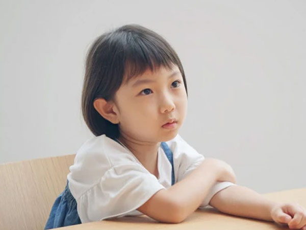Cha mẹ càng 'than khóc' điều này bao nhiêu, con lớn lên càng tự ti và dễ nghèo khổ bấy nhiêu