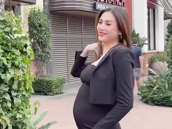 Một nữ siêu mẫu lộ bụng bầu tại Mỹ: Chọn về Việt Nam sinh con khiến ai cũng bất ngờ