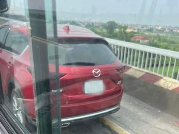 Hà Nội: Người đàn ông bỏ lại ô tô tiền tỷ trên cầu Thăng Long, nghi nhảy cầu tự vẫn