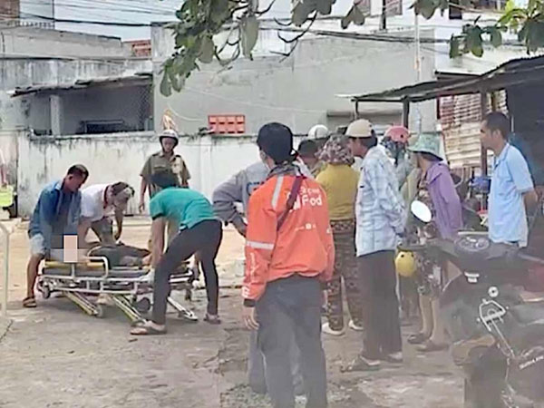 Cô gái trẻ ngã khụy trong nhà vệ sinh bến xe với nhiều vết đâm