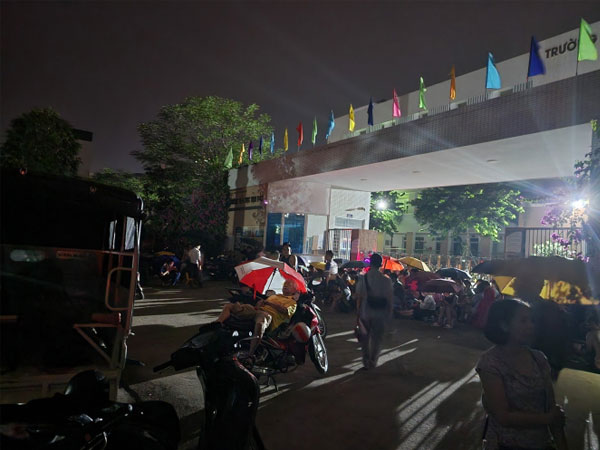 Loạt trường cấp 1 nóng nhất các mùa tuyển sinh ở Hà Nội và TP.HCM: Cả nhà chia ca ngồi ở cổng trường, chờ 16 tiếng để nộp hồ sơ!