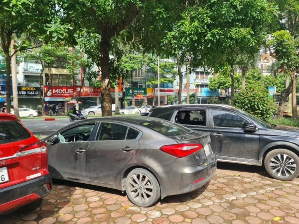 Hà Nội: Điều tra vụ việc hàng loạt xế hộp bị đập vỡ kính trong đêm
