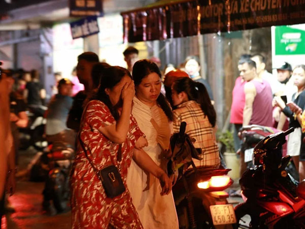 Vụ cháy nhà trên phố Định Công Hạ khiến 4 người tử vong: Người thân đau đớn ngã khuỵu, ôm mặt bật khóc nức nở tại hiện trường