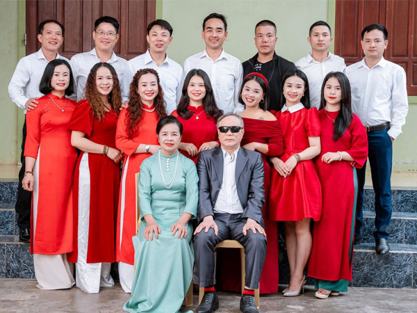 Ông bố mù ở Nghệ An có 7 con gái xinh đẹp giỏi giang, tuổi U70 hưởng trái ngọt