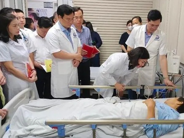 Lãnh đạo thành phố thăm hỏi nạn nhân trong vụ cháy tại phố Định Công Hạ