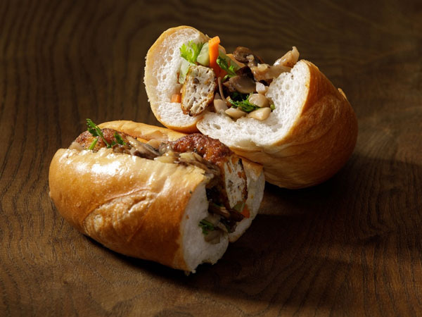 Ăn bánh mì ở Hà Nội và nói 'không đặc biệt', khách Tây bị phản ứng dữ dội