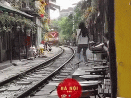 Phẫn nộ clip cô gái lao ra giữa đường ray tạo dáng check in khi tàu hỏa đang sầm sập lao tới tại quán cà phê đường tàu