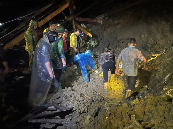 Gia đình 4 người ở Bắc Kạn bị đất đá vùi lấp