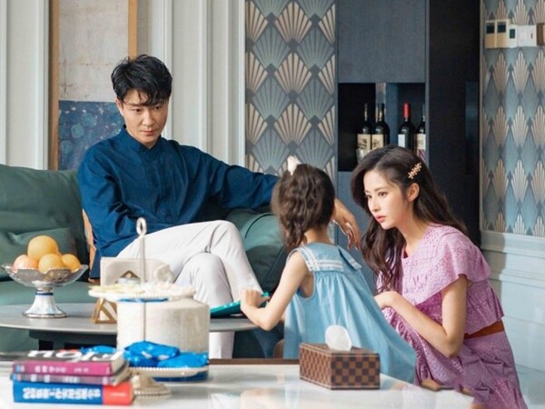 Mang theo con gái đi tái hôn, thấy con luôn lẩm bẩm một mình, tôi tái xanh mặt khi xem camera giám sát