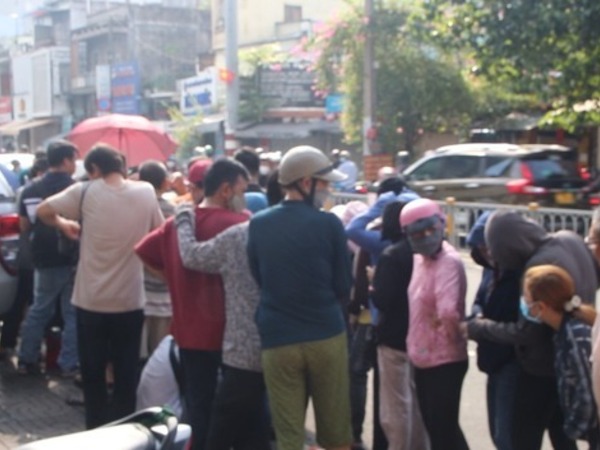 Hàng trăm người xếp hàng trước trụ sở Công ty SJC để lấy số, chờ mua vàng