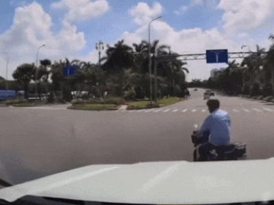 Cắt ngang đầu ô tô để rẽ trái, người đàn ông đi xe máy nhận cái kết đắng lòng