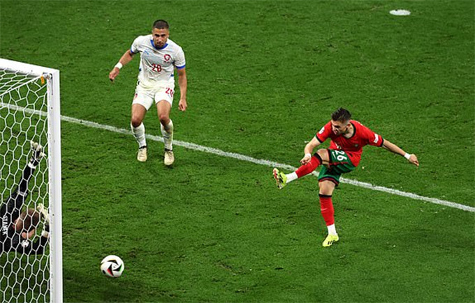 Cristiano Ronaldo 'tịt ngòi' ngày ra quân, sao 21 tuổi giúp Bồ Đào Nha thắng ngược kịch tính phút 92