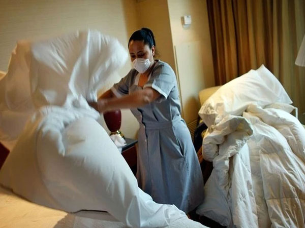 Du khách phát hiện mùi lạ ở phòng khách sạn, nguyên nhân từ túi nilon trong tủ lạnh: 'Tôi đã rất choáng'