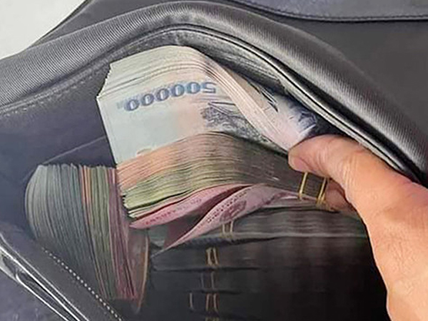 Nam hành khách đánh rơi ví chứa 500 triệu đồng ở sân bay Nội Bài