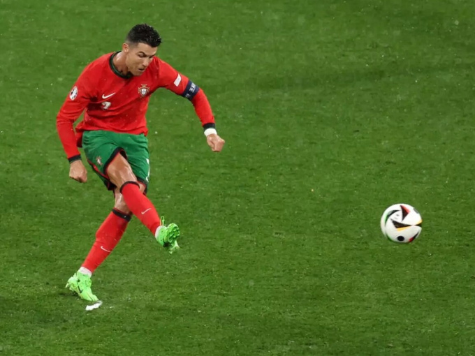 Ronaldo chưa ghi nổi bàn nào từ 29 quả đá phạt ở EURO