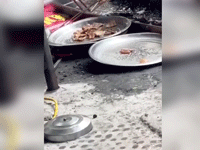 Rùng mình clip quán bún chả ở Hà Nội nhúng thịt xuống nước than lẫn nước mỡ đen ngòm rồi đặt lên vỉ nướng tiếp