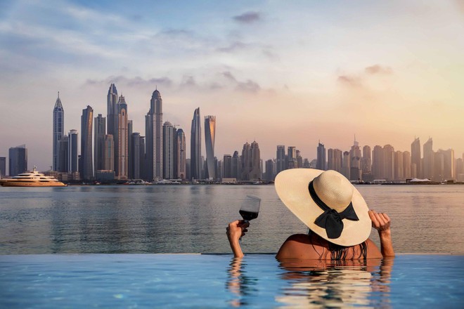 Tránh nóng đỉnh điểm kiểu nhà giàu: Người dân Dubai đổ xô đi du thuyền, thuê khách sạn xa xỉ ở cho mát