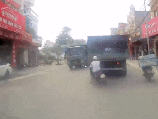 Clip: Va chạm với xe ben, nam thanh niên bị tông văng xuống đường