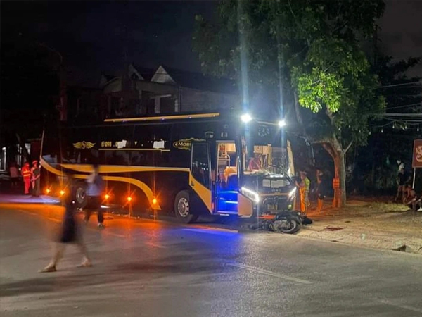 Xe máy đối đầu ô tô khách trong đêm, 2 thanh niên tử vong