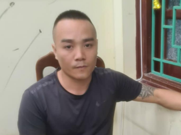 Công an bắt khẩn cấp một bảo vệ trường tiểu học sau nhiều ngày theo dõi