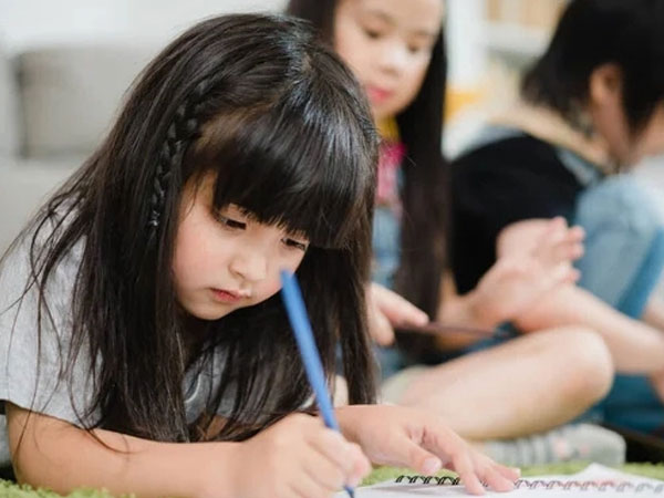 Nhận bài tập vẽ gia đình 4 người của học sinh, cô giáo mặt tái xanh, lập tức nhấc điện thoại gọi cho phụ huynh