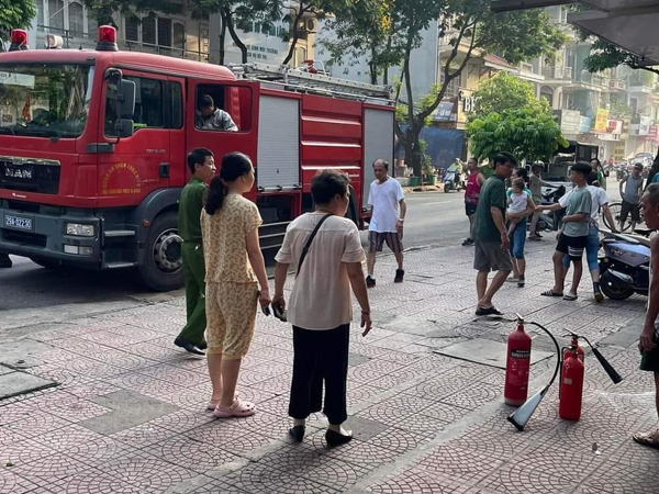 Hà Nội: Cháy nhà dân ở phường Ngọc Lâm, nhiều người hốt hoảng theo dõi