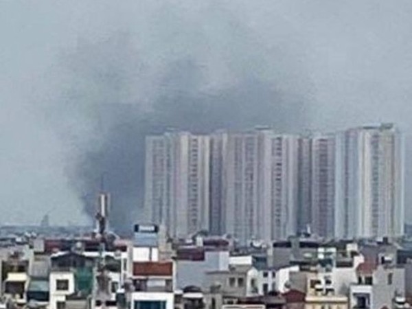 Khói đen bốc cao hàng chục mét sau vụ nổ bình gas mini ở Hà Nội, chưa rõ thương vong