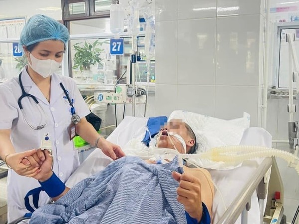 Đang ngủ ở phòng trọ, 2 người trẻ tuổi bị rắn cạp nia cắn nguy kịch