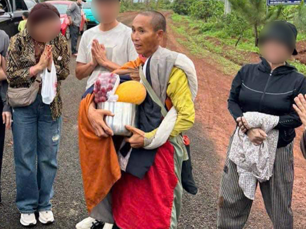 Người dân đua nhau dựng rạp, mở quán gần nhà rồi tung tin ông Thích Minh Tuệ xuất hiện, hàng trăm người đổ về túc trực nhiều ngày