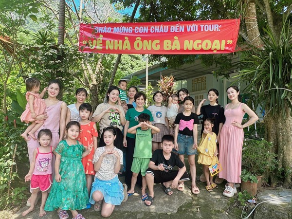 'Tour về nhà ông bà ngoại' của 6 chị em gái ở Hòa Bình gây sốt mạng