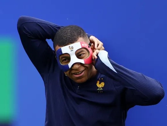 Vì sao Mbappe có thể bị cấm đeo mặt nạ thi đấu?