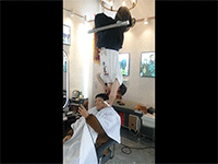 Xem thợ cắt tóc Trung Quốc biểu diễn kung fu khi phụ vụ khách hàng