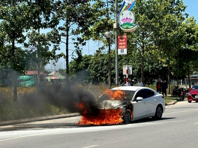Xế hộp bất ngờ bốc cháy dữ dội khi đang di chuyển trên đường