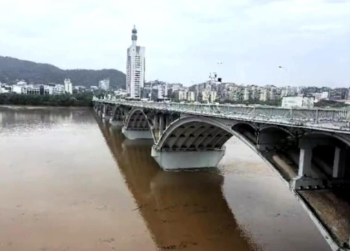Bi kịch gây bất bình: Con trai bị bạn học đâm 10 nhát dao, người cha gieo mình xuống sông tự vẫn