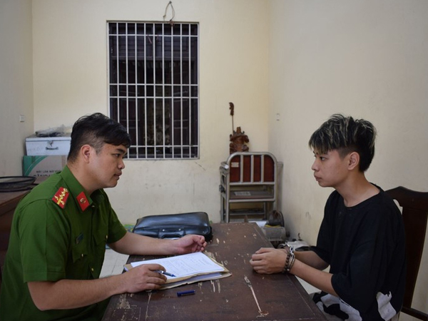 Hưng Yên: Bắt 2 đối tượng cứa cổ tài xế xe ôm cướp tài sản