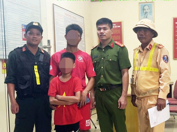 Bé trai đạp xe ngược chiều ở làn đường khẩn cấp trên cao tốc Hà Nội - Hải Phòng