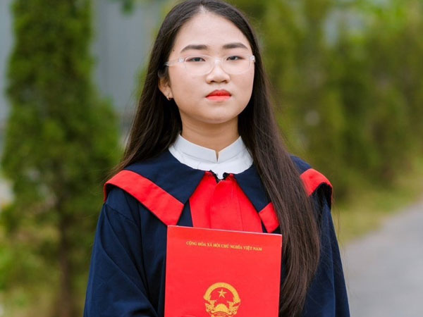 Nữ sinh 'trường làng' gây sốt khi đỗ cả 3 trường chuyên