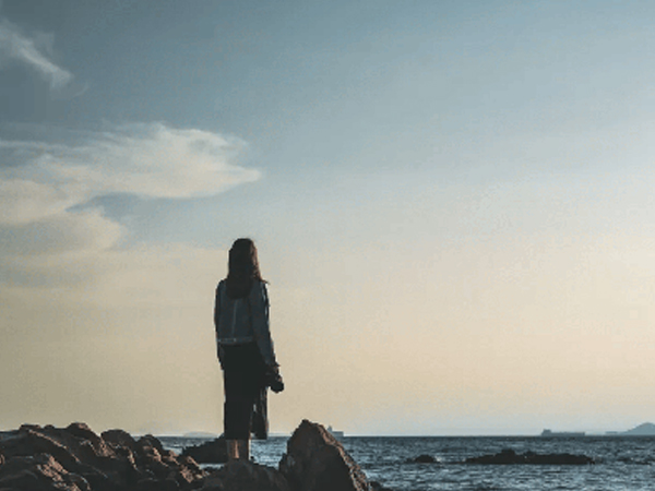 Hai nữ sinh rủ nhau nhảy lầu, dòng trạng thái cuối cùng đầy ám ảnh: Giá như có người biết sớm hơn