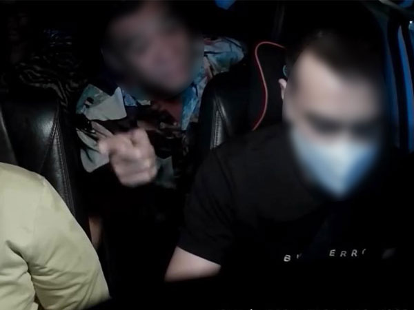 CLIP: Tài xế ô tô công nghệ ở quận Bình Thạnh bị đánh liên tục vào mặt
