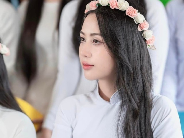 Bạn gái Hoài Lâm đăng ảnh tốt nghiệp cấp 3, nhan sắc diện áo dài nữ sinh gây chú ý