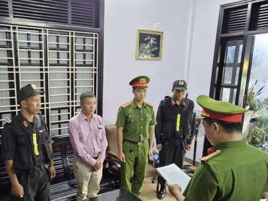 Vừa được miễn hình phạt tù, cựu giám đốc CDC Thừa Thiên Huế lại bị bắt
