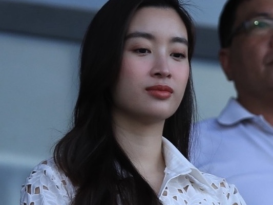 Sau thị phi mặc đồ ngủ ra sân cùng chồng chủ tịch, Đỗ Mỹ Linh lại vướng tranh cãi khi mặc áo thêu rỗng